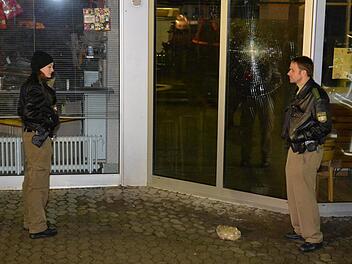 Den Stein, der gegen das Fenster von Francesco Contis Restaurant am Babenbergerring geflogen war, konnte die Polizei am Sonntagmorgen sicherstellen. Im Solarium nebenan hat es in derselben Nacht gebrannt.  Foto: Ronald Rinklef