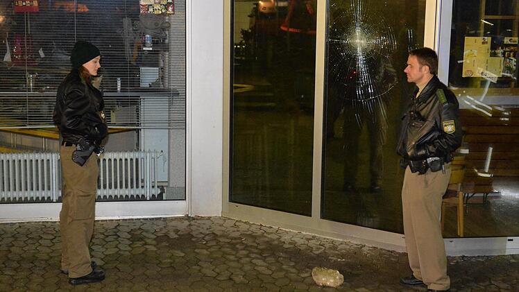 Den Stein, der gegen das Fenster von Francesco Contis Restaurant am Babenbergerring geflogen war, konnte die Polizei am Sonntagmorgen sicherstellen. Im Solarium nebenan hat es in derselben Nacht gebrannt.  Foto: Ronald Rinklef