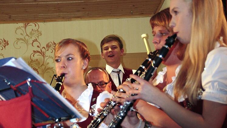 Die Freude am Musizieren stand besonders den Musikern an den Schlaginstrumenten im Gesicht, hier Jonas Vetter, der mit Begeisterung dabei ist, während vorne die Klarinetten hochkonzentriert Musik machen.