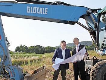Ein Bagger als Tor zum Weg. Gestern eröffneten Staatssekretär Gerhard Eck und Oberbürgermeister Kay Blankenburg offiziell den Bau des Radwegs nach Arnshausen. Fotos: Thomas Mäuser