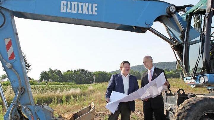Ein Bagger als Tor zum Weg. Gestern eröffneten Staatssekretär Gerhard Eck und Oberbürgermeister Kay Blankenburg offiziell den Bau des Radwegs nach Arnshausen. Fotos: Thomas Mäuser
