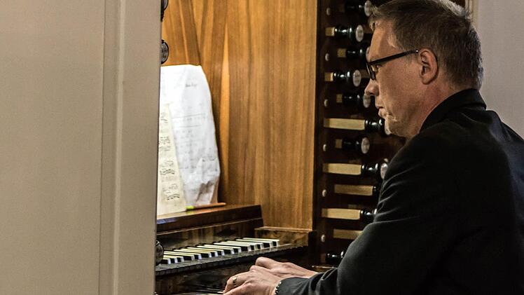 Der Sonneberger Kreiskantor Martin Hütterott gastierte an der Hofmann-Orgel von St. Georg in Neustadt. Foto: Jochen Berger