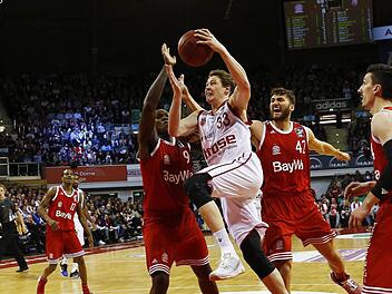 20 Punkte erzielt, neun von zehn Freiwürfen getroffen, sechs Rebounds abgegriffen und exzellent verteidigt - die Bilanz von Patrick Heckmann - hier gegen Deon Thompson (links) und Maxi Kleber - war herausragend. Brad Wanamaker (29 Punkte) lobte den 24-Jährigen: "Er hat den Unterschied ausgemacht." Foto: Daniel Löb