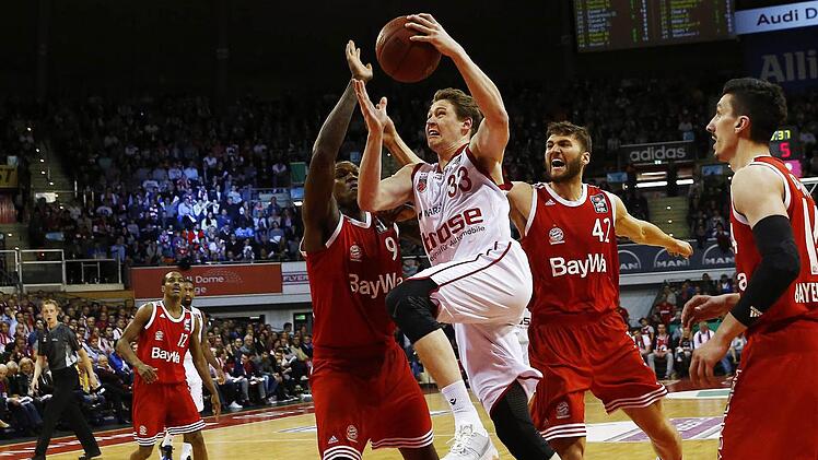 20 Punkte erzielt, neun von zehn Freiwürfen getroffen, sechs Rebounds abgegriffen und exzellent verteidigt - die Bilanz von Patrick Heckmann - hier gegen Deon Thompson (links) und Maxi Kleber - war herausragend. Brad Wanamaker (29 Punkte) lobte den 24-Jährigen: "Er hat den Unterschied ausgemacht." Foto: Daniel Löb