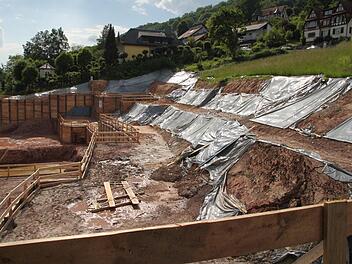 Im Frühjahr 2013 geriet der Hang über der Baustelle für das neue Haus Waldenfels in Bad Brückenau ins Rutschen. Bis heute ist unklar, wer für die Schäden aufkommt. Foto: Ulrike Müller/Archiv