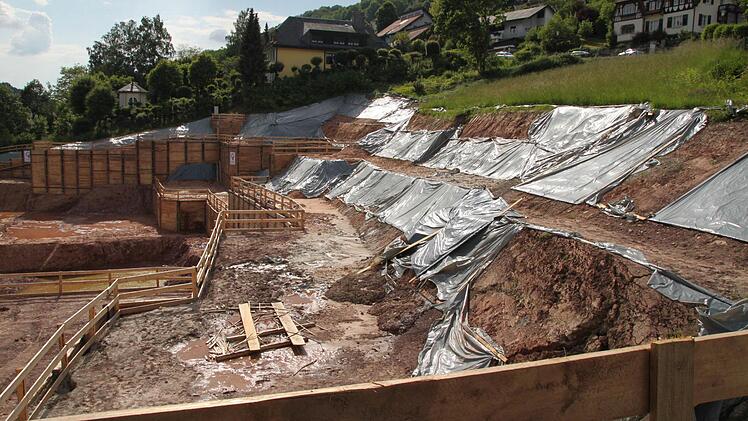 Im Frühjahr 2013 geriet der Hang über der Baustelle für das neue Haus Waldenfels in Bad Brückenau ins Rutschen. Bis heute ist unklar, wer für die Schäden aufkommt. Foto: Ulrike Müller/Archiv