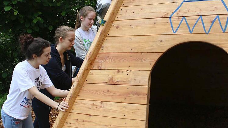 Mit schönen bunten Farben gestalten die Mitglieder der "I-have-a-Dream-Group" aus Kirchlauter den "Dorschgarten" in Ebern. Mit beteiligt waren (von links): Franziska, Nike, Jule und Monika.