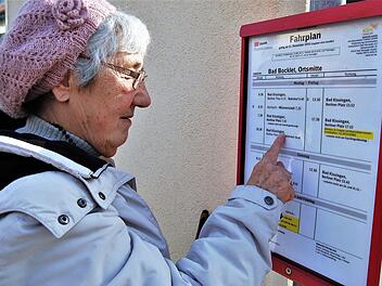 Die Bockleterin Eva-Maria Pohl (83) vermisst den verschwundenen Bus um 9:28 Uhr nach Bad Kissingen. Foto: Sigismund von Dobschütz