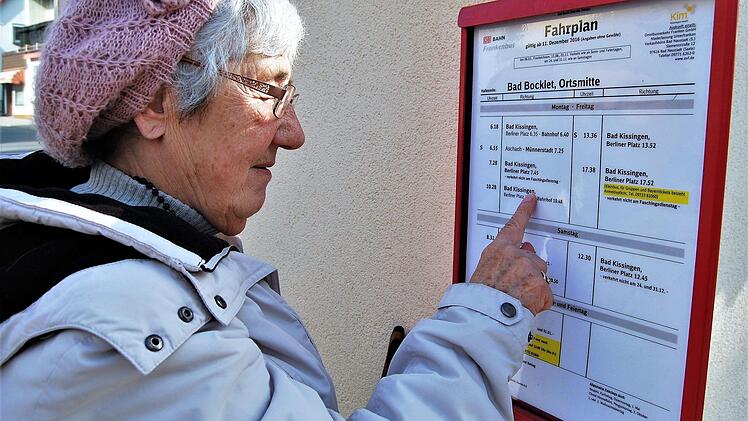 Die Bockleterin Eva-Maria Pohl (83) vermisst den verschwundenen Bus um 9:28 Uhr nach Bad Kissingen. Foto: Sigismund von Dobschütz