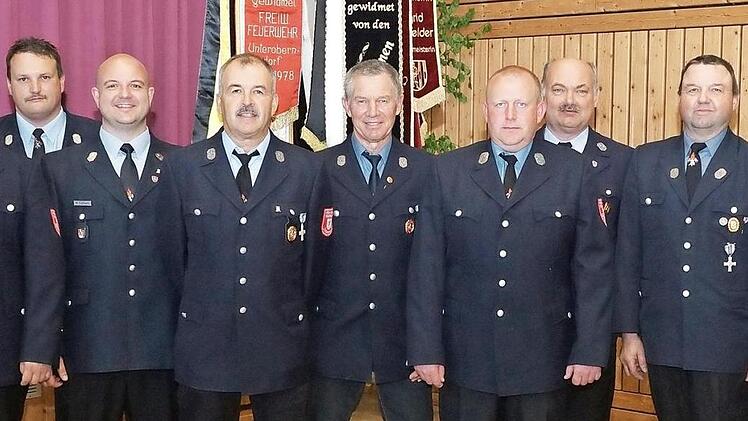 Gruppenbild mit den geehrten Feuerwehrleuten und Bürgermeisterin Sigrid Reinfelder Foto: Johannes Michel