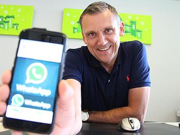 Röttenbachs Bürgermeister Ludwig Wahl ist überzeugt von der digitalen Bürgerinformation via Whatsapp auf dem Smartphone.  Foto: Christian Bauriedel