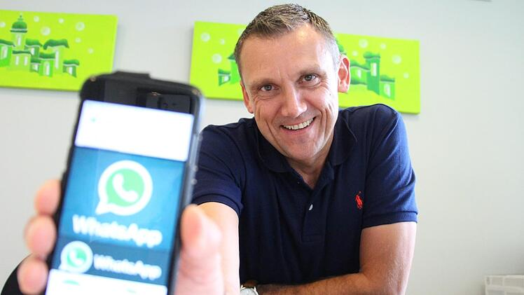 Röttenbachs Bürgermeister Ludwig Wahl ist überzeugt von der digitalen Bürgerinformation via Whatsapp auf dem Smartphone.  Foto: Christian Bauriedel