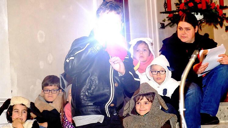 Der Entführer leuchtet mit der Taschenlampe sein Umfeld ab.