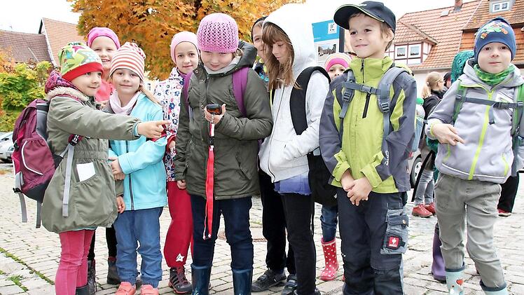 Eine Geocaching-Tour auf Martin Luthers Spuren bietet jetzt die Initiative Rodachtal in Heldburg an. Am Donnerstag konnten Schüler der Grundschule Hellingen sie erstmals testen. Noch ist sich diese Gruppe uneinig, in welche Richtung der Kompass des GPS-Geräts zeigt.
