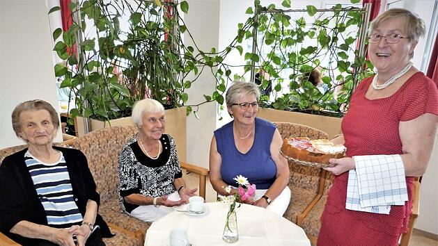 Unser Bild zeigt von links die Bewohnerinnen Dorothea Kremer und Irmgard Popp, Pflegekraft Georgine Schmidt und Anita B&ouml;hm. Foto: Rei