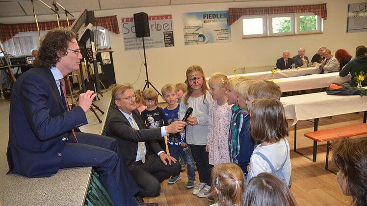 Mit einem Lied dankte der Kindergarten St. Katharina Neukenroth Gemeindereferent Matthias Beck. K.- H. Hofmann