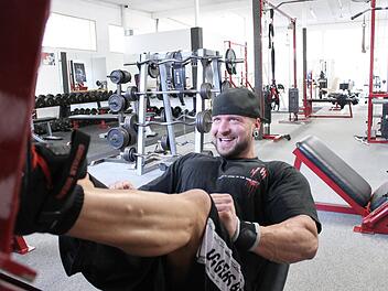 Sechsmal in der Woche geht Vinzenz Schirmer zum Trainieren ins Fitnessstudio. Zurzeit fährt er dafür nach Stockheim, da es in seinem Stamm-Studio in Stadtsteinach kürzlich einen Sauna-Brand gegeben hatte - mitten in der heißen Trainingsphase des Marktrodachers.  Foto: Dominic Buckreus