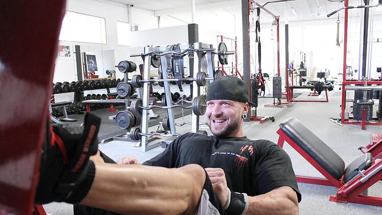 Sechsmal in der Woche geht Vinzenz Schirmer zum Trainieren ins Fitnessstudio. Zurzeit fährt er dafür nach Stockheim, da es in seinem Stamm-Studio in Stadtsteinach kürzlich einen Sauna-Brand gegeben hatte - mitten in der heißen Trainingsphase des Marktrodachers.  Foto: Dominic Buckreus