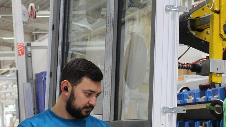Die Fenster werden bereits im Werk fertig in die Wände eingesetzt. Foto: Julia Raab