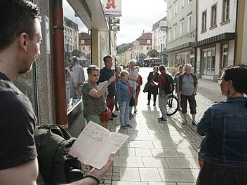 Jüdisches Leben in der Ludwigstraße: Cornelia Mence deutet auf das Haus, in dem früher Lothar und Klara Tannenwald ein Bankgeschäft unterhielten. Vorne hält Kulturamtsleiter Jan Marberg ein Sparbüchlein aus jener Zeit.