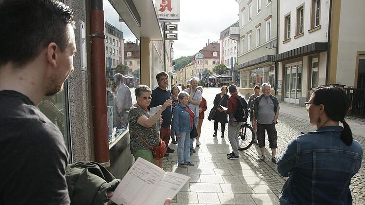 Jüdisches Leben in der Ludwigstraße: Cornelia Mence deutet auf das Haus, in dem früher Lothar und Klara Tannenwald ein Bankgeschäft unterhielten. Vorne hält Kulturamtsleiter Jan Marberg ein Sparbüchlein aus jener Zeit.