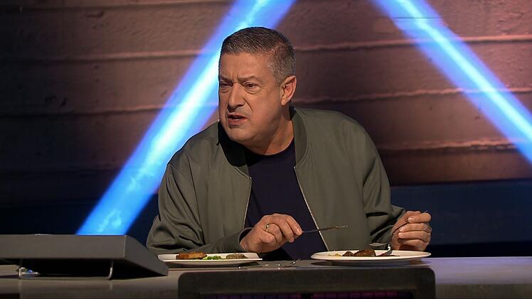 Neu-Juror Joachim Llambi legte sich kurz verbal mit Jana Ina Zarrella an und bohrte in der Wunde, die das WM-Debakel 2014 (1:7 gegen Deutschland) ins Fleisch der Brasilianerin schlug.