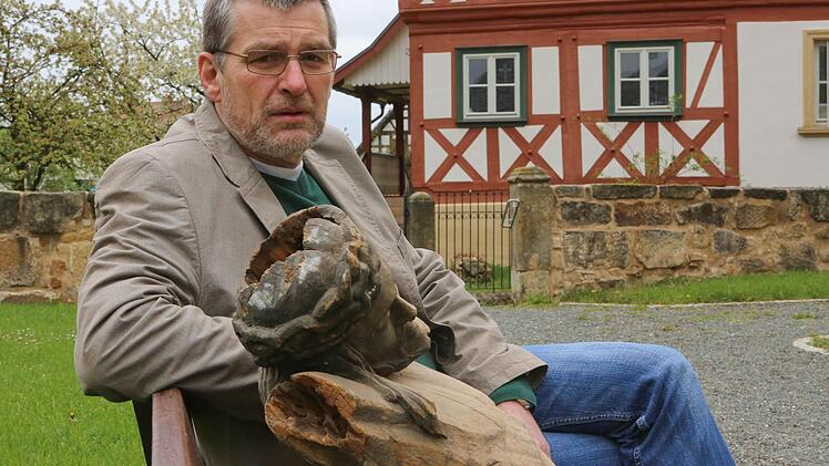 ... der sich mit der arg ramponierten Christus-Figur angefreundet hat.