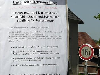 Aufruf zur Unterschriftensammlung an einem Verkehrsschild in Mistelfeld, nahe dem Leuchsenbach Foto: Ramona Popp