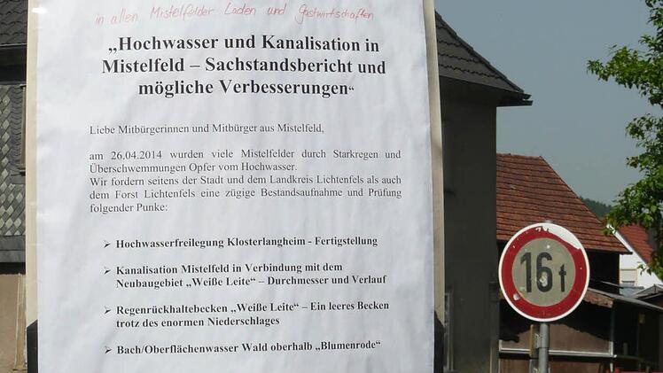 Aufruf zur Unterschriftensammlung an einem Verkehrsschild in Mistelfeld, nahe dem Leuchsenbach Foto: Ramona Popp