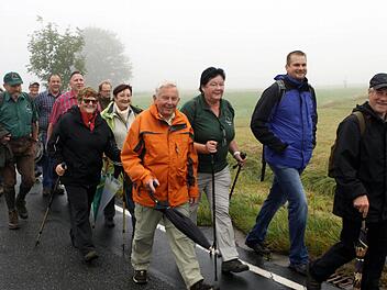 Trotz des Nebels und des Nieselregens ließ es sich der Ortsverein Zeyern nicht nehmen, an der Sternwanderung nach Nordhalben teilzunehmen. Im Vordergrund ist der 70-jährige Sepp Huber zu sehen, der schon an über 60 dieser Sternwanderungen teilgenommen hat.  Foto: Michael Wunder