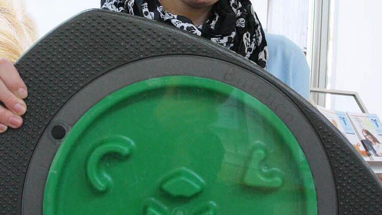 Mit Übungsgeräten aus dem Therapie-Alltag stellte das Team der Hescuro-Kliniken ihr Konzept vor. Mit diesem Koordinationsgerät, auf dem der Patient balancieren muss und Kugeln in Hindernisse dirigieren soll, können unter anderem Gleichgewichtsstörungen behandelt werden. Aber auch zur Sturzprophylaxe und als Training nach Operationen sei es gut geeignet. In den Hescuro-Kliniken werden Patienten auch ambulant behandelt. Foto: Ralf Ruppert