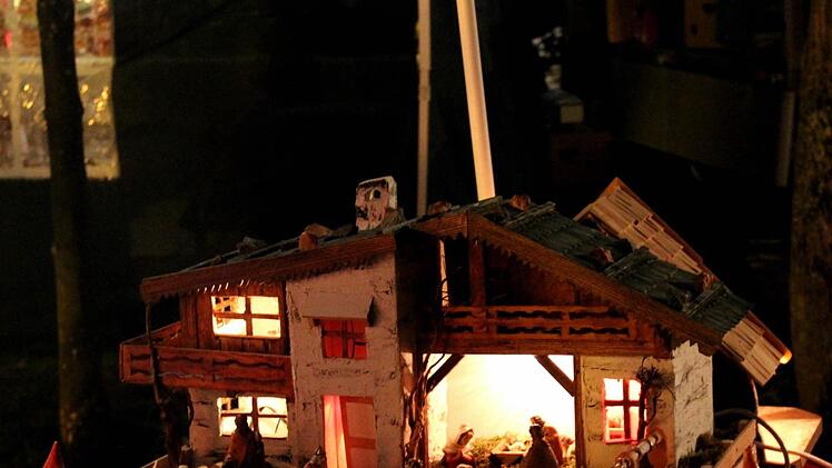 Krippen am Eingang zum Weihnachtsmarkt