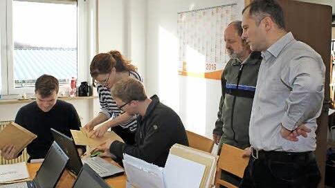 Die Angebote werden in Augenschein genommen.  Foto: Carmen Schwind