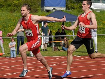 André Zahl (re.) übergibt den Stab in der 4x100-Meter-Staffel der Männer an seinen Herzogenauracher Teamkollegen Kai Bauer. Fotos: Peter Müller