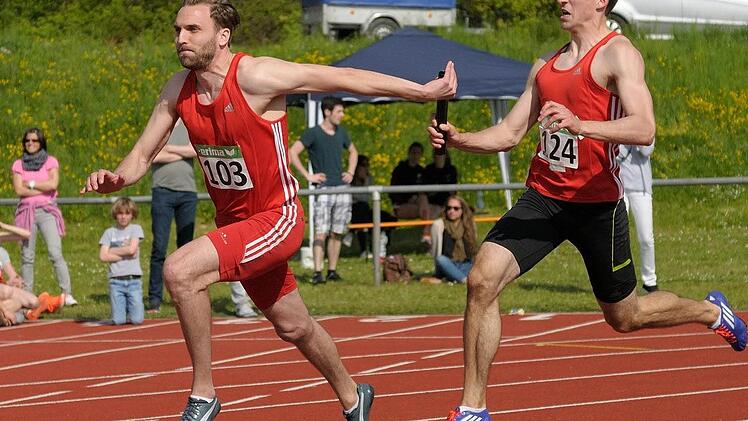 André Zahl (re.) übergibt den Stab in der 4x100-Meter-Staffel der Männer an seinen Herzogenauracher Teamkollegen Kai Bauer. Fotos: Peter Müller