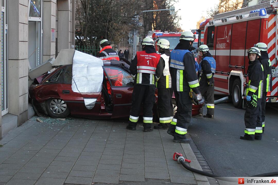 Auto kracht rückwärts in Reformhaus