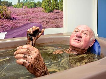 Kurt Ottilie, gebürtiger Sachse, dann Wahlberliner und seit 1999 in Bad Kissingen lebend, schwört auf Moorbäder. Der inzwischen 83-jährige nahm in diesen Tagen sein 900. Moorbad in Bad Kissingen.  Foto: Peter Rauch