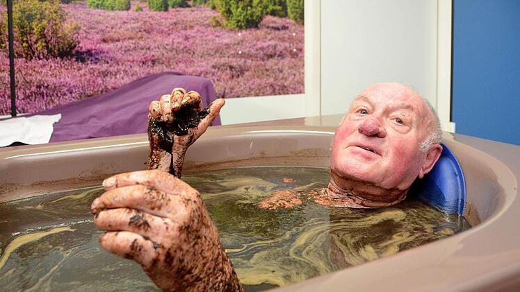 Kurt Ottilie, gebürtiger Sachse, dann Wahlberliner und seit 1999 in Bad Kissingen lebend, schwört auf Moorbäder. Der inzwischen 83-jährige nahm in diesen Tagen sein 900. Moorbad in Bad Kissingen.  Foto: Peter Rauch