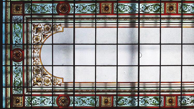 Ein beliebtes Fotomotiv bei den Besuchern war dieses bunte Fenster in einem der Treppenhäuser.