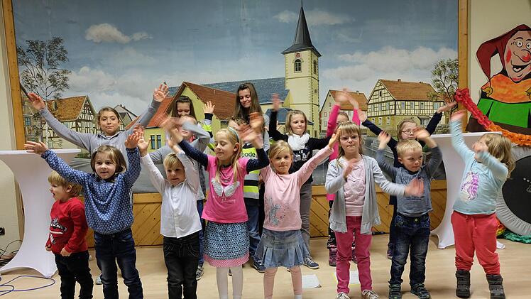 Kinder er&ouml;ffnen den Festakt mit Liedern. Foto: Philipp Bauernschubert