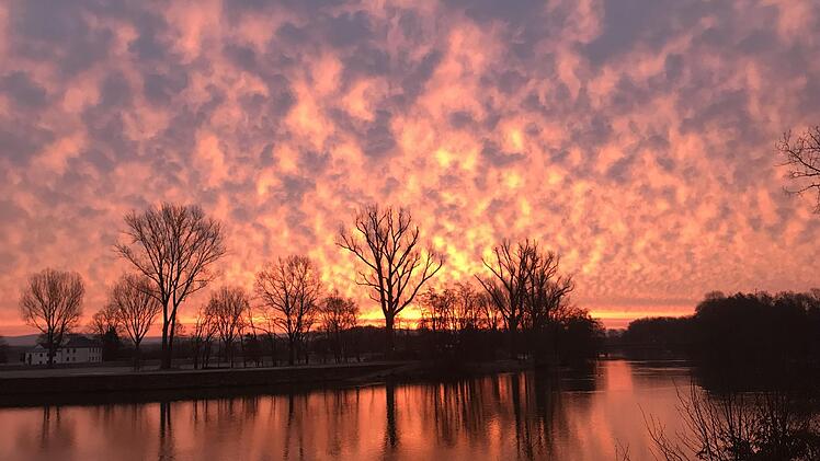 Wolfgang Emslander hat den glühenden Himmel über Bug für unsere Leser festgehalten.