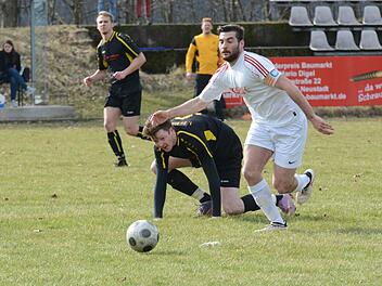 Im Tabellenkeller sitzen bleibt der SV Römershag um Christoph Schwarz, der hier den Lauterer Martin Kleinhenz ziehen lassen muss.ssp