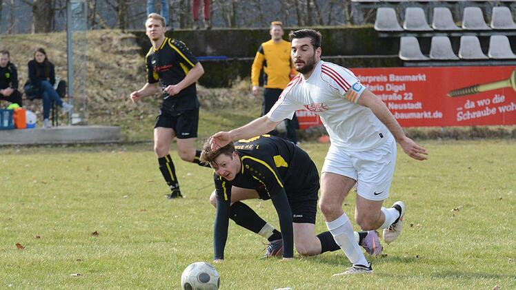 Im Tabellenkeller sitzen bleibt der SV Römershag um Christoph Schwarz, der hier den Lauterer Martin Kleinhenz ziehen lassen muss.ssp