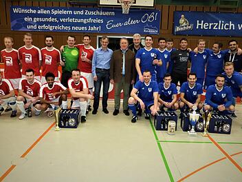 Die Fußballer der Stadt Kulmbach (blaue Trikots) gewannen das Firmen- und Behördenturnier, das sie selbst veranstalteten. Mit ihnen freuten sich ihr Chef, Oberbürgermeister Henry Schramm (Mitte) und Amtsleiter Uwe Angermann (rechts daneben). Links im Bild das unterlegene Team der Firma Raps. Foto: Werner Reißaus