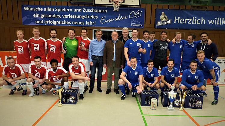 Die Fußballer der Stadt Kulmbach (blaue Trikots) gewannen das Firmen- und Behördenturnier, das sie selbst veranstalteten. Mit ihnen freuten sich ihr Chef, Oberbürgermeister Henry Schramm (Mitte) und Amtsleiter Uwe Angermann (rechts daneben). Links im Bild das unterlegene Team der Firma Raps. Foto: Werner Reißaus