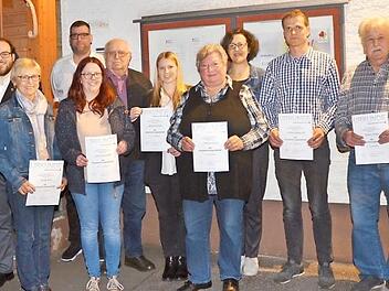 Ehrungen bei der BRK-Bereitschaft Stockheim für langjähriges ehrenamtliches Engagement: Mit auf dem Bild sind Bürgermeister Rainer Detsch (links), Bereitschaftsleiter Robin Peter (Dritter von links), Katharina Herbst (Achte von links) und Martin Schmidt (rechts), stellvertretender Kreisgeschäftsführer und Leiter der Rettungsdienste. Foto: Karl-Heinz Hofmann
