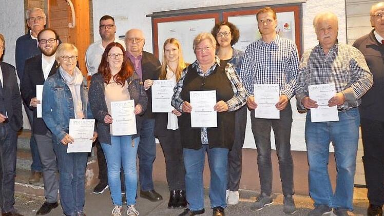 Ehrungen bei der BRK-Bereitschaft Stockheim für langjähriges ehrenamtliches Engagement: Mit auf dem Bild sind Bürgermeister Rainer Detsch (links), Bereitschaftsleiter Robin Peter (Dritter von links), Katharina Herbst (Achte von links) und Martin Schmidt (rechts), stellvertretender Kreisgeschäftsführer und Leiter der Rettungsdienste. Foto: Karl-Heinz Hofmann