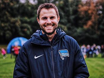 Johannes Wolf aus Münnerstadt in der Jacke von Hertha BSC Berlin. Der 30-Jährige macht derzeit ein Praktikum in der Geschäftsstelle des Bundesligisten. Foto: Tobias Schmidt