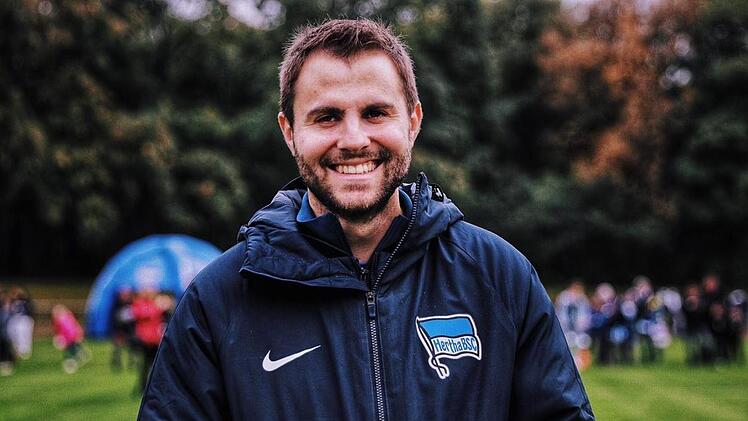 Johannes Wolf aus Münnerstadt in der Jacke von Hertha BSC Berlin. Der 30-Jährige macht derzeit ein Praktikum in der Geschäftsstelle des Bundesligisten. Foto: Tobias Schmidt