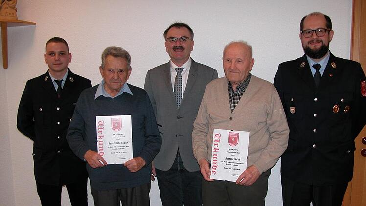Stellvertretender Vorsitzender Björn Wirsching (v. l.) und Vorsitzender Johannes Heim (r.) ehrten Friedrich Röder (2. v. l.) und Rudi Nöth (2. v. l.). Bürgermeister Harald Hofmann gratuliert. Foto: Ewald Kiesel